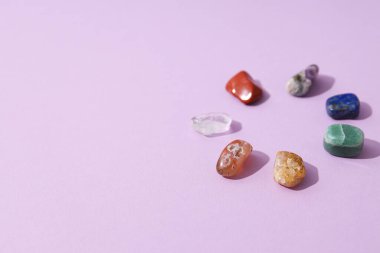 Sihirli kristaller, rahatlamak için ruhsal esrarengiz uygulamalar.