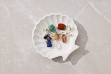 Sihirli kristaller, rahatlamak için ruhsal esrarengiz uygulamalar.