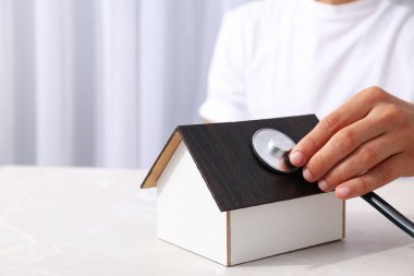 Steteskoplu oyuncak ahşap bir ev.