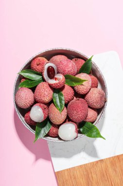 Lychee, taze ve olgun egzotik yiyecek kavramı.