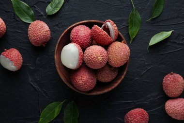 Lychee, taze ve olgun egzotik yiyecek kavramı.