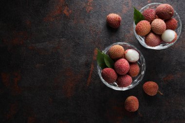 Lychee, taze ve olgun egzotik yiyecek kavramı.