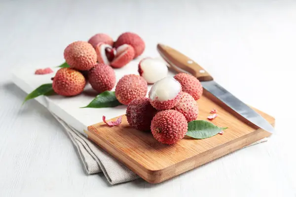 Lychee, taze ve olgun egzotik yiyecek kavramı.