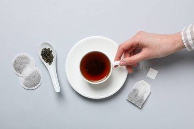 Soğuk mevsimde içmek için sıcak içecek kavramı - çay