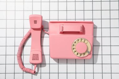 Açık arkaplanda sabit hat telefonu, üst görünüm