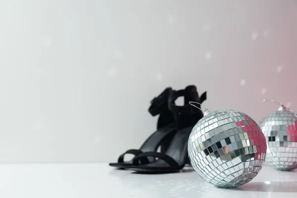 Boules Disco Avec Chaussures Pour Femmes Sur Fond Clair — Photo