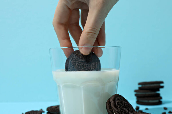 Украина, Киев 04.09.2023: печенье Oreo с молоком на синем фоне.