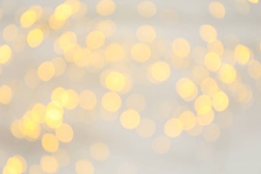 Beyaz arkaplanda sarı bulanık ışıklar, metin için boşluk