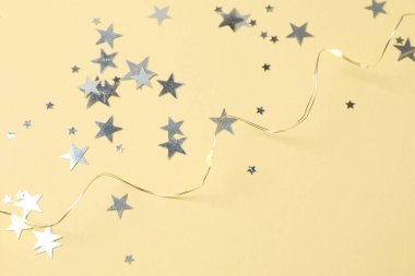 Çelenk ve yıldızlar bej arka planda, üst manzara