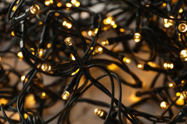 Mermer arka planda sarı ışıklı çelenk, kapat