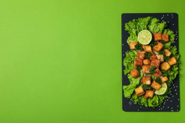 Kızarmış tofu, lezzetli ve lezzetli kızarmış yemek.