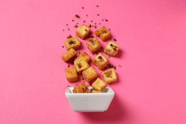 Kızarmış tofu, lezzetli ve lezzetli kızarmış yemek.