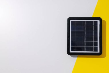 Beyaz ve sarı arkaplan üzerine güneş paneli, metin için boşluk