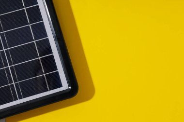 Sarı arkaplan üzerindeki güneş paneli, metin için boşluk