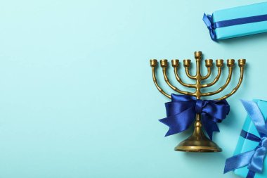 Mavi arkaplanda hediye kutuları ve hanukkiah, metin için boşluk