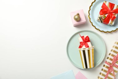 Beyaz arkaplanda tabaklar, hediye kutuları ve kağıt bardaklar, metin için boşluk