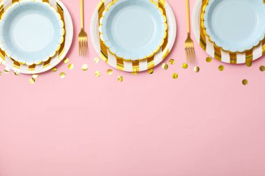 Pembe arka planda tabak ve çatal bıçak takımı, metin için boşluk