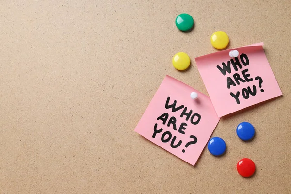 Mesajlı çıkartmalar. Kimim ben? ve bej arkaplanda mıknatıslar, metin için boşluk