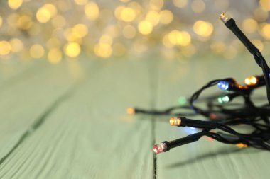 Yeşil ahşap arka planda siyah çelenk, metin için boşluk