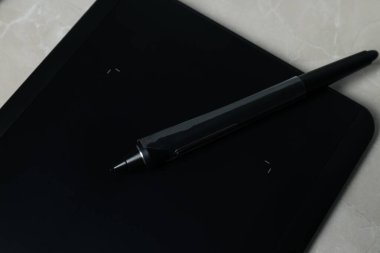 Işık arkaplanındaki elektrikli cihazlar, kapatın