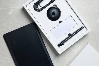 Işık arka planında kutu, kablo ve elektrikli aletler, üst görünüm