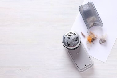 Kıyafetlere kumaş serpiştirmek için kullanılan bir makine..
