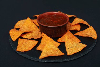 Lezzetli yiyecek ve atıştırmalık kavramı - mısır cipsi