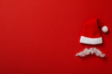 Beyaz bıyıklı Noel Baba 'nın kırmızı şapkası.