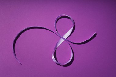 Mor kurdele, kadınlara yönelik şiddetin ortadan kaldırıldığı gün konsepti..