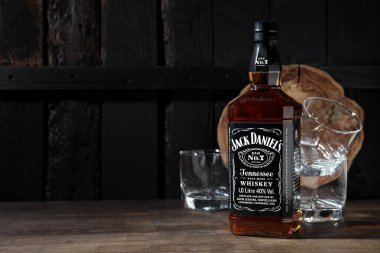 Odessa, Ukrayna, 03.11.2022: Alkol içeceği kavramı - Jack Daniels, mesaj için alan