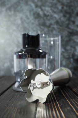 Mutfak gereçleri, ahşap bir arka plan üzerine blender serpiştirilmiş..