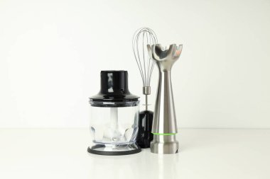 Mutfak gereçleri, hafif arka planda yemek pişirmek için blender..