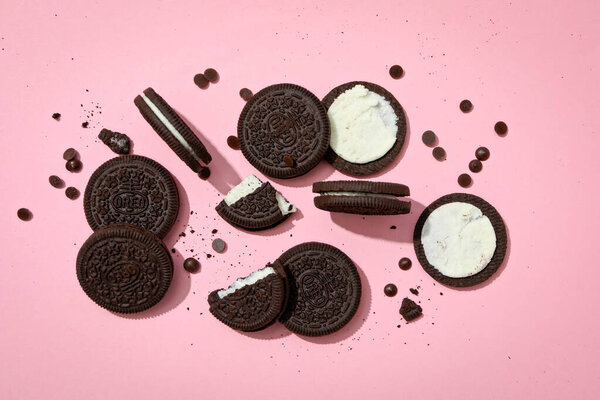 Украина, Киев 04.09.2023: печенье Oreo на розовом фоне.