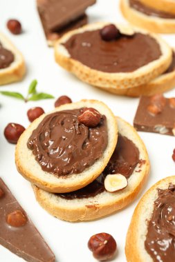 Çikolata ezmeli ekmek - lezzetli kahvaltı ya da sabah yemeği