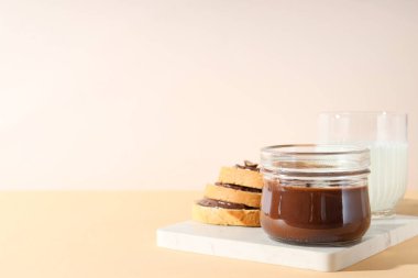 Çikolata ezmeli ekmek, lezzetli kahvaltı yemekleri.