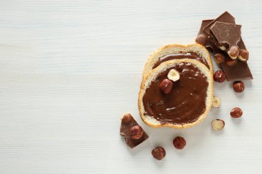 Çikolata ezmeli ekmek, lezzetli kahvaltı yemekleri.