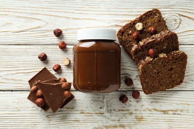 Sabah yemeği kavramı. Çikolatalı makarnalı lezzetli ekmek.