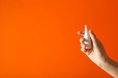 Burun spreyi elinde. Kış ilacı kavramı