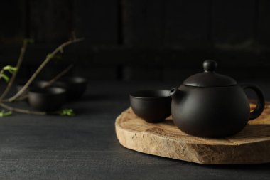 Bitkilerle koyu bir arka planda Asya çayı kavramı..