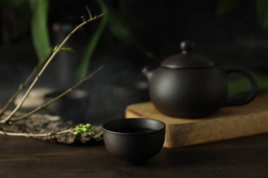 Bitkilerle koyu bir arka planda Asya çayı kavramı..