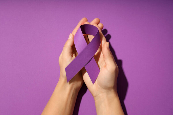 Концепция искоренения насилия в отношении женщин с фиолетовой лентой в руках
