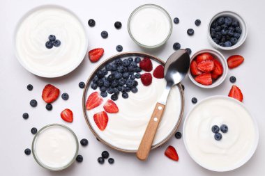 Beyaz arka planda meyveli yoğurt.