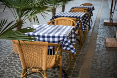 Kafenin yanında sandalyeleri olan güzel bir masa.