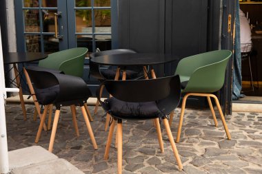 Kafenin yanında sandalyeleri olan güzel bir masa.