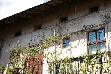 windows ile eski bir evin duvarında