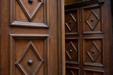 Eski büyük ahşap bir kapının yakın çekim görüntüsü.