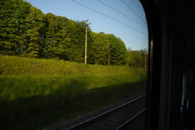 Tren penceresinden güzel bir manzara.