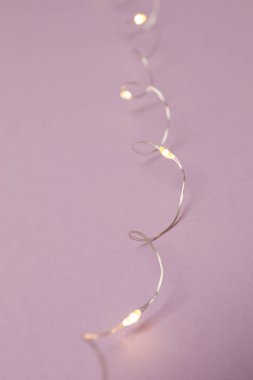 Mor arka planda Noel çelengi, yakın plan