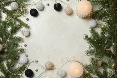Noel ağacı dalları, mumlar, çelenkler ve toplar ışık arka planda, metin için boşluk