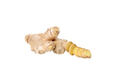 PNG, taze zencefil kökü dilimlenmiş, beyaz arka planda izole edilmiş.